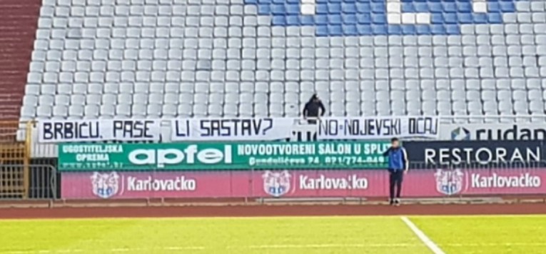 Na Poljudu uoči Šibenika osvanuo transparent: "Brbiću, paše li sastav?''
