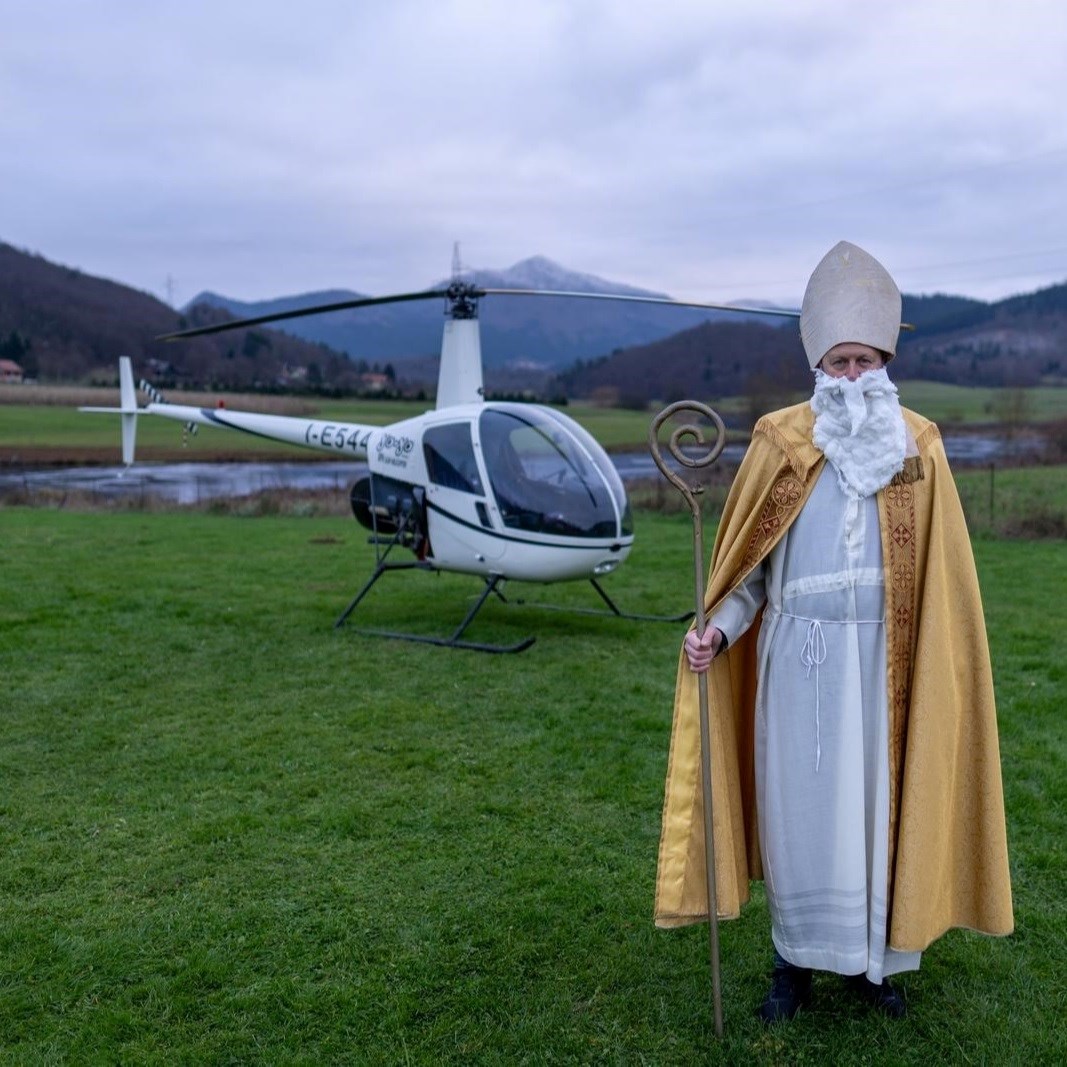 Sveti Nikola helikopterom sletio kod Otočca i obradovao starije i nemoćne