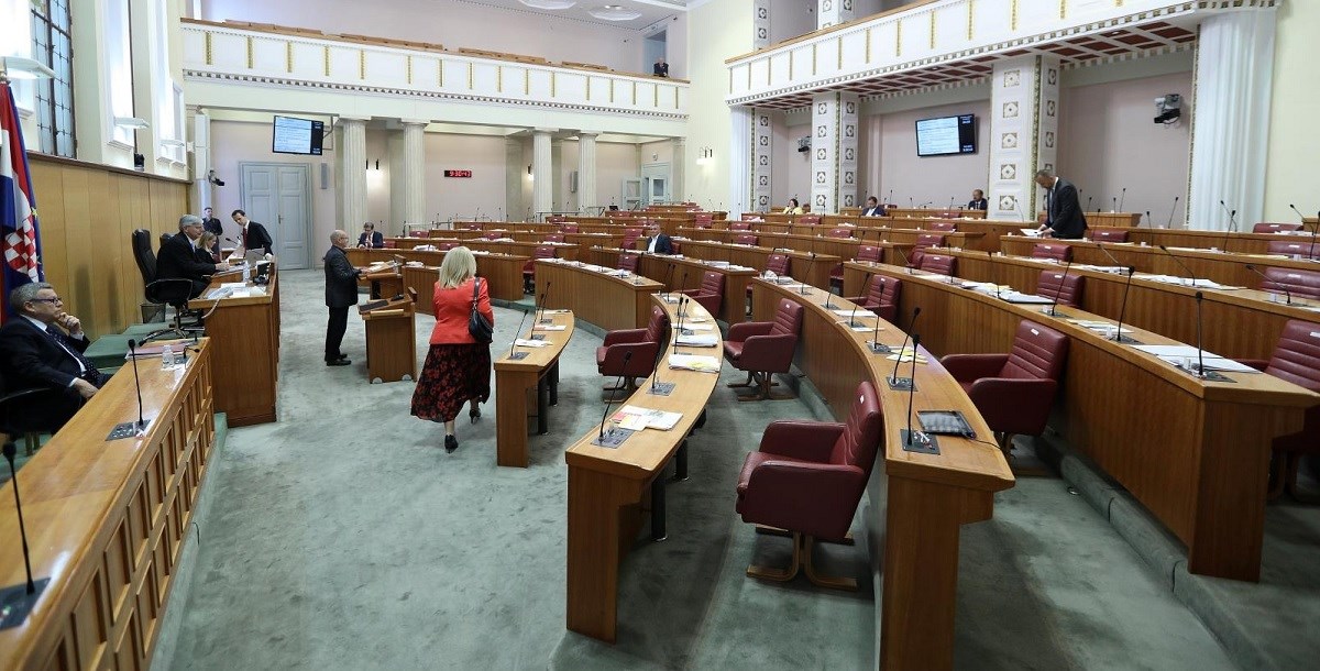 VIDEO Većinom glasova raspušten sabor