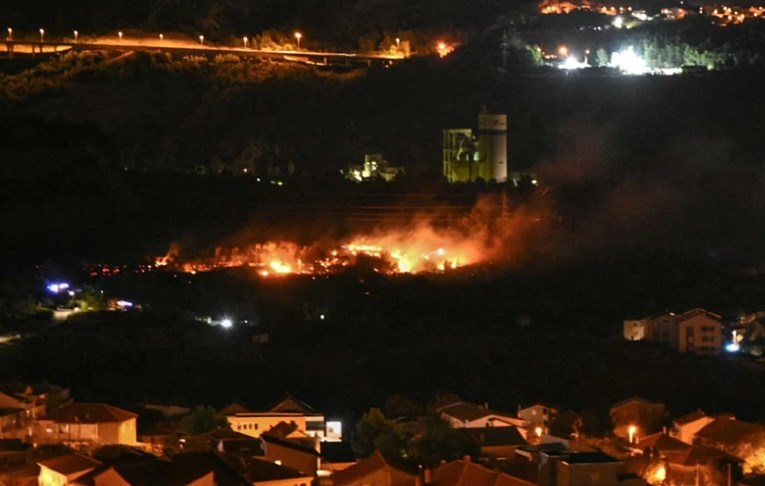 Vatrogasci se cijelu noć borili s požarom kod Solina, ugašen je jutros