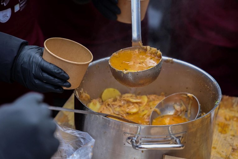 FOTO Na splitskom pazaru podijeljeno 5000 porcija bakalara i fritula