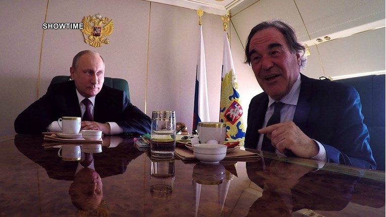 Oliver Stone opravdava Putina: "To je histerija zapadnih medija"