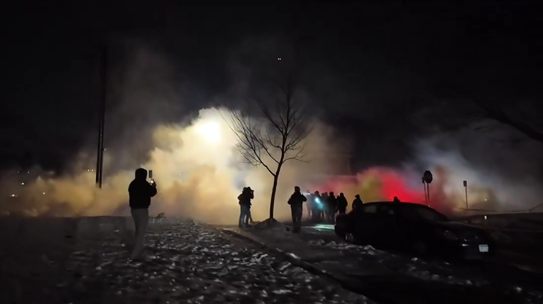 Agent ICE-a ranio čovjeka, izbili neredi. Trump: Smiju se koliko su Amerikanci GLUPI