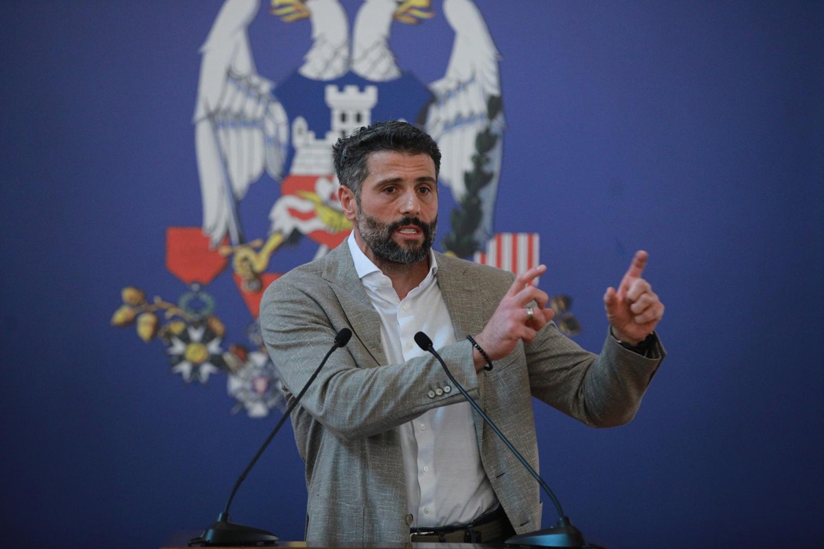 Beogradski gradonačelnik i vučićevac nasrnuo na vijećnicu. Traži se njegova ostavka