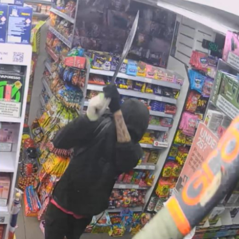 VIDEO Mačeta protiv hokejske palice. Potukli se preko pulta u britanskoj trgovini
