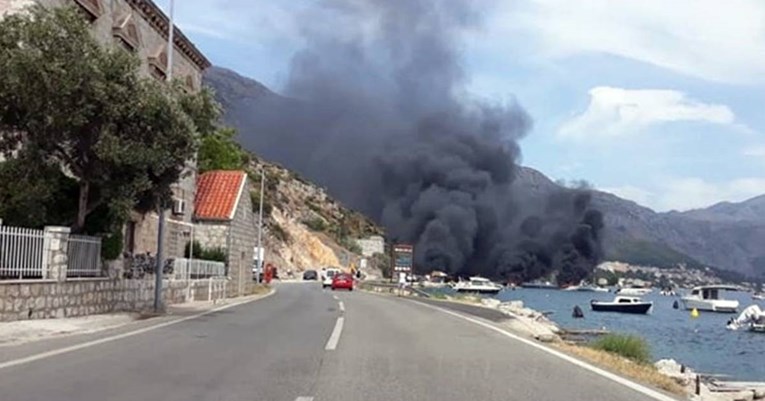 Pretakali gorivo kod Dubrovnika, planuo požar. Izgorjeli gliseri, skuteri, vozila...