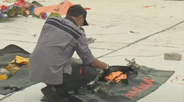 Ronioci izvukli crnu kutiju iz srušenoga indonezijskog putničkog aviona