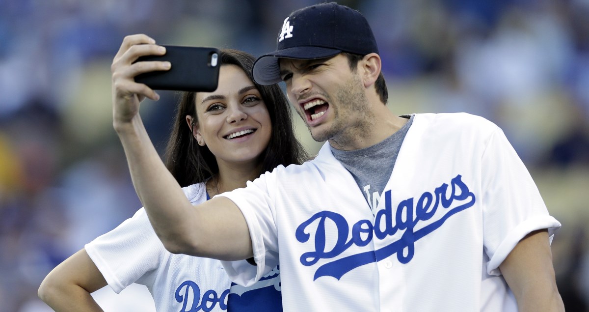 Ashton Kutcher i Mila Kunis imaju genijalan trik koji olakšava online nastavu