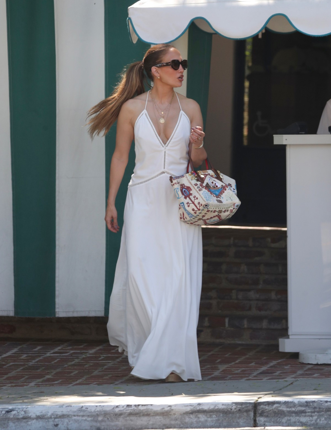 Na prvi pogled klasična bijela haljina. Onda se Jennifer Lopez okrenula