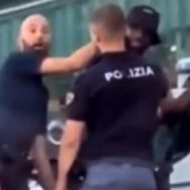 Policajci s pištoljima priveli igrača Milana. Reakcija kad su shvatili grešku je hit