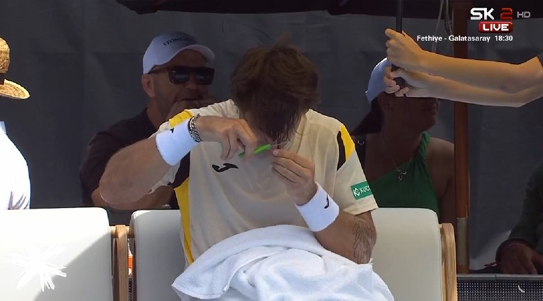 Bio je pronađen u lokvi krvi i bizarno je predao meč. Sad se šišao između gemova