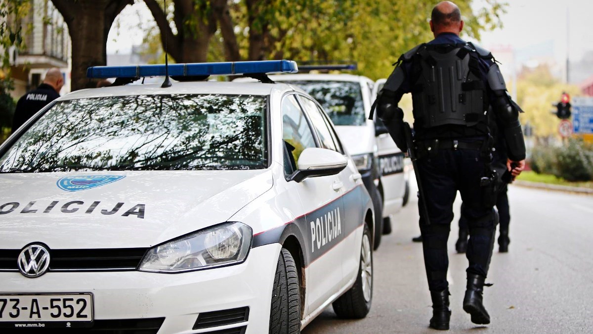 Uhićena skupina u Hercegovini, pronađeni im eksploziv, vojno oružje, droga...
