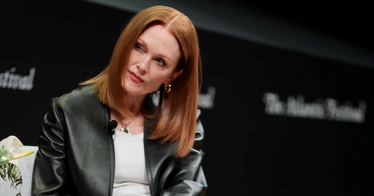 Barrel leg traperice su hit jeseni, a Julianne Moore ih nosi besprijekorno