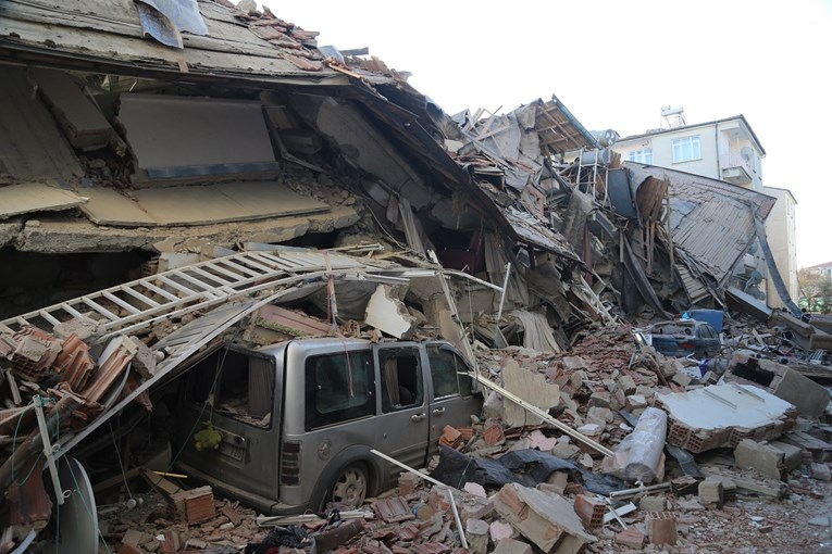 VIDEO Veliki potres u Turskoj: 22 mrtvih, 1000 ranjenih, ljudi su pod ruševinama