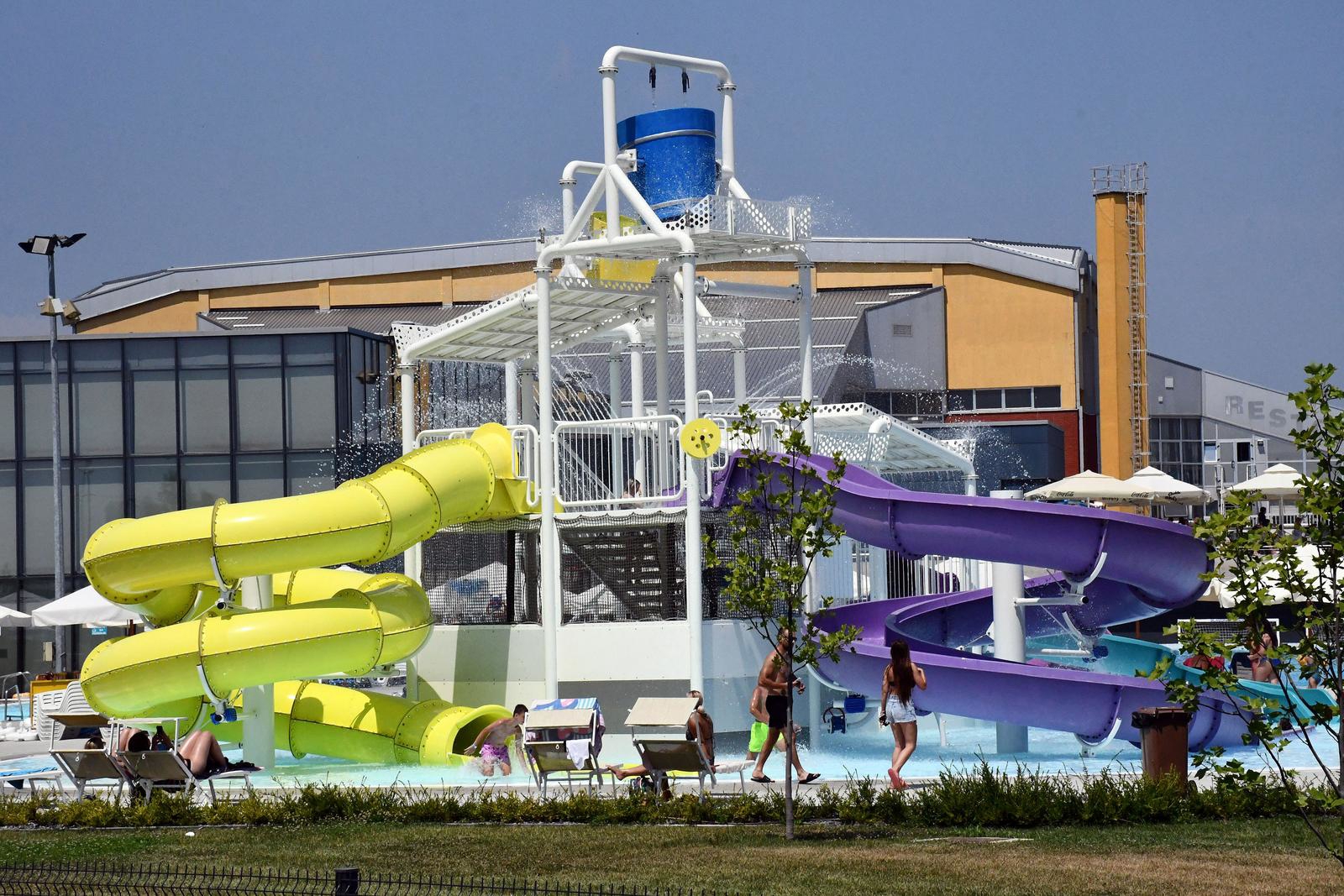 FOTO Spas od vrućine: Brođani ispunili gradske bazene na Vijušu