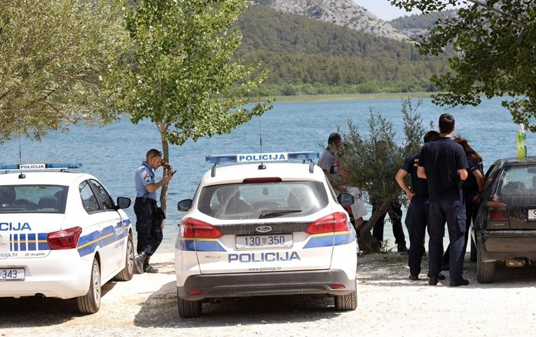 Na plaži NP-a Krka se utopila žena