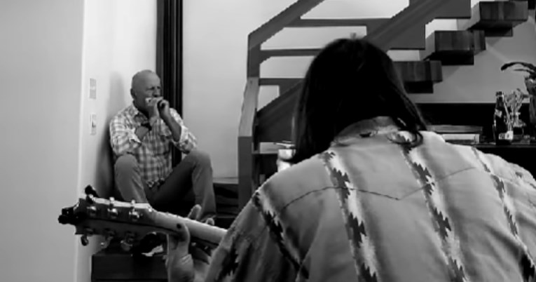 Bolest mu ne kvari duh: Pojavila se snimka Brucea Willisa kako svira usnu harmoniku