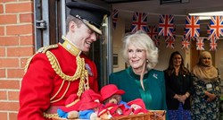 Camilla donirala medvjediće Paddington ostavljene u počast kraljici Elizabeti