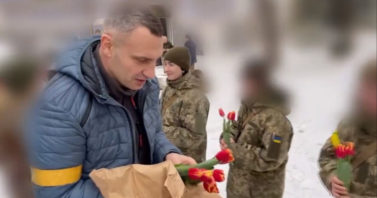 VIDEO Vitalij Kličko na Dan žena vojnikinjama dijelio cvijeće