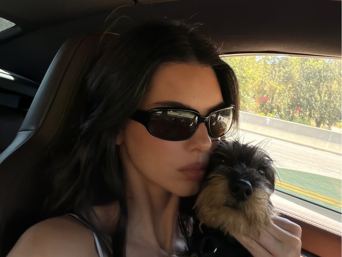 Kendall Jenner u minijaturnom crvenom bikiniju uživala u idiličnom izletu u prirodi