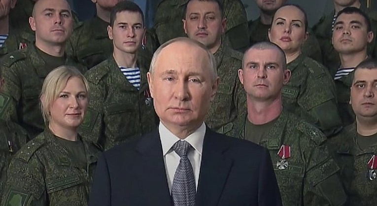 FOTO Putin pozirao sa statistima, a ne pravim vojnicima?