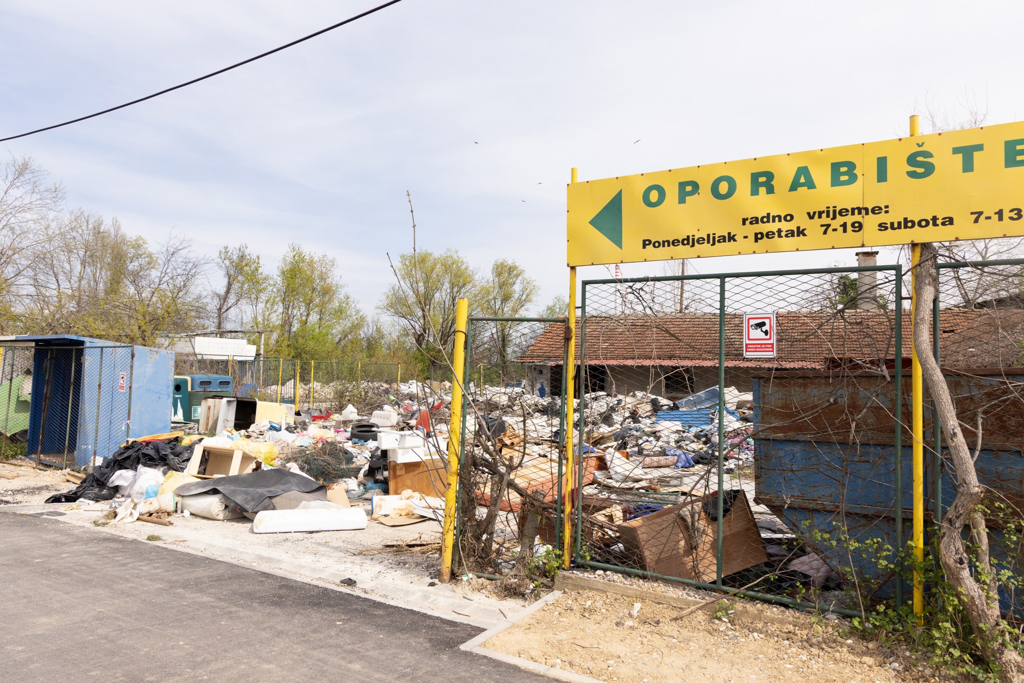 FOTO I VIDEO Pogledajte količine otpada koje se gomilaju uz Sarajevsku u Zagrebu