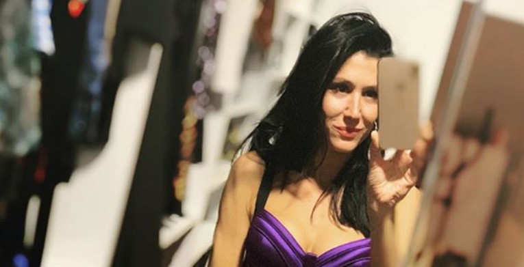 Ana Rucner pokazala dekolte u neobičnom korzetu, trbuh prekrila samo trakama