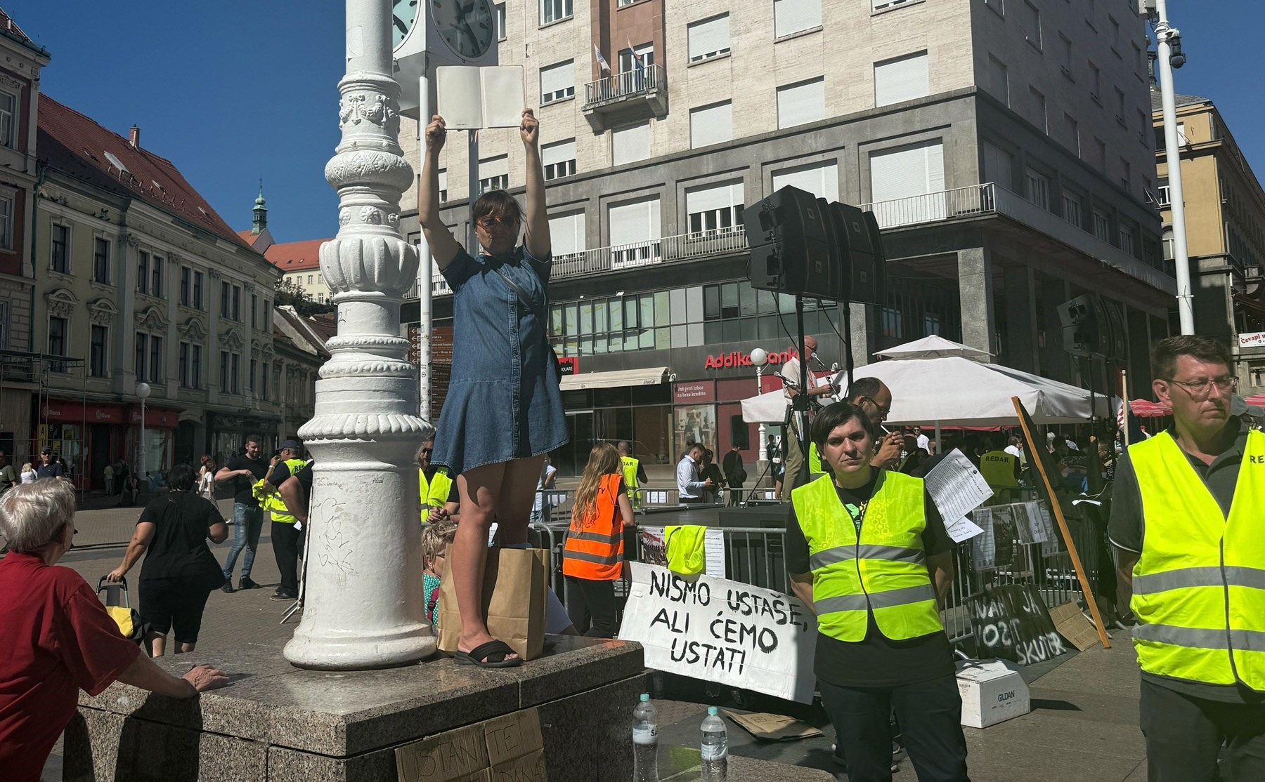 FOTO Žena na prosvjed protiv migranata došla s praznom knjigom, prijavili je policiji