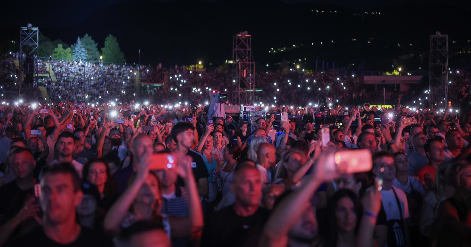 Stotine Merlinovih fanova s ulaznicama ostalo ispred stadiona, vikali: "Dino, lopove"