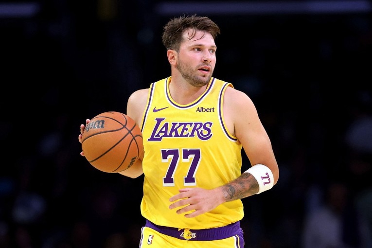Dončić briljirao u pobjedi Lakersa pa se sukobio sa sucima