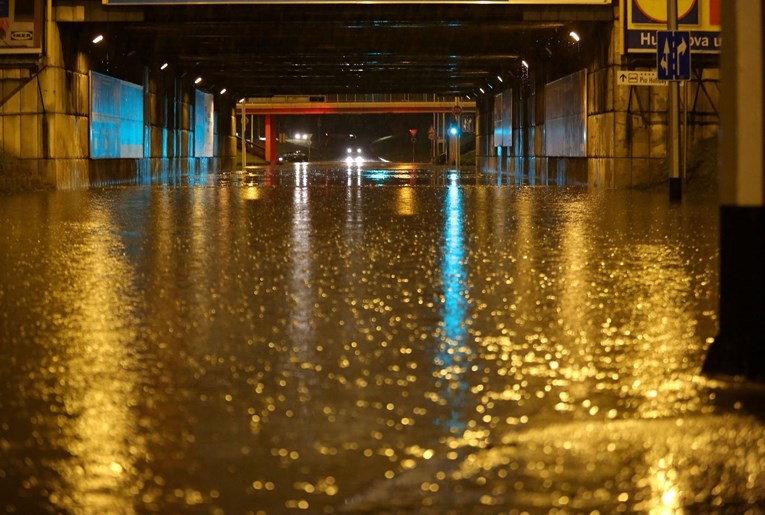 Jaka kiša u Zagrebu, podvožnjak u Škorpikovoj opet poplavljen, izvlačili aute