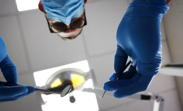 Lažni zubar u Češkoj ljudima popravljao i vadio zube. Sve učio preko interneta