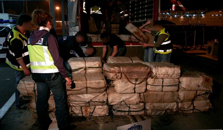 Kod Sicilije zaplijenjene 5.3 tone kokaina. Uhićeni Talijan, Albanac i Francuz