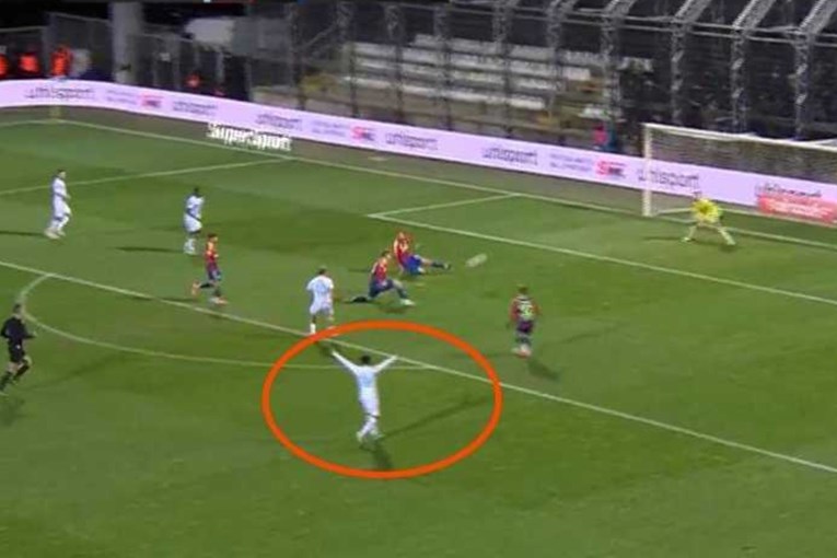 Fruk je zavaljao dva hajdukovca i pucao. Pogledajte reakciju njegovog suigrača