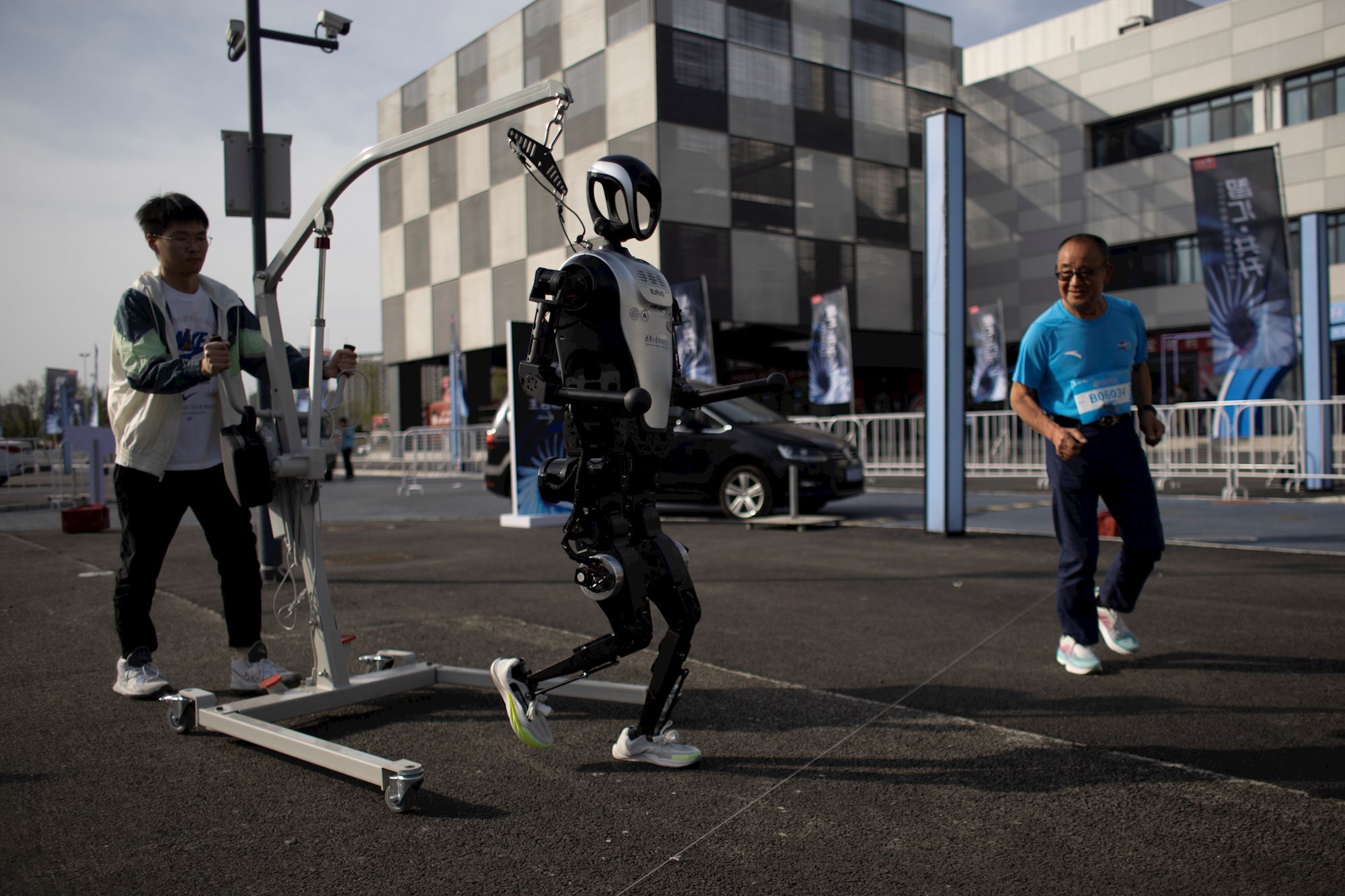 Ljudi i humanoidni roboti trčali na polumaratonu u Kini