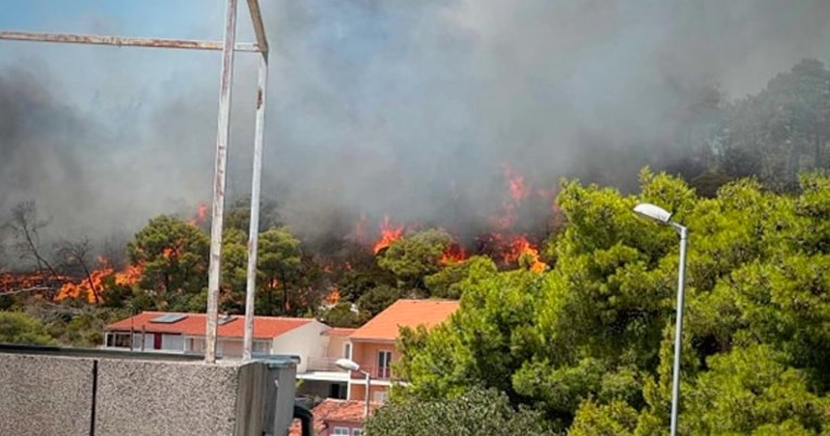 Požar kod Šibenika i dalje aktivan, vatrogasci će dežurati cijelu noć