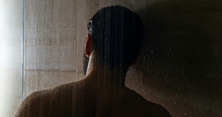 Uvijek bismo se trebali tuširati navečer, a ne ujutro, tvrde liječnici