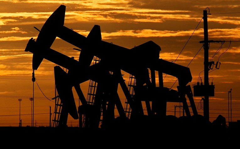 Cijene nafte prošloga tjedna pale više od 2 posto, to je posljedica straha od korone