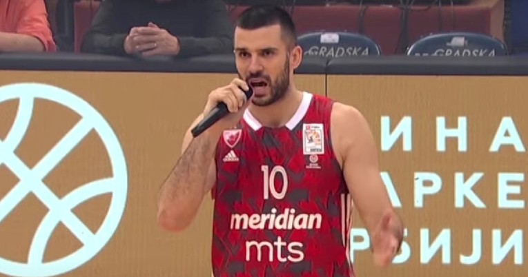 VIDEO Kaos na derbiju Partizana i Zvezde. Igrači preko mikrofona smirivali navijače