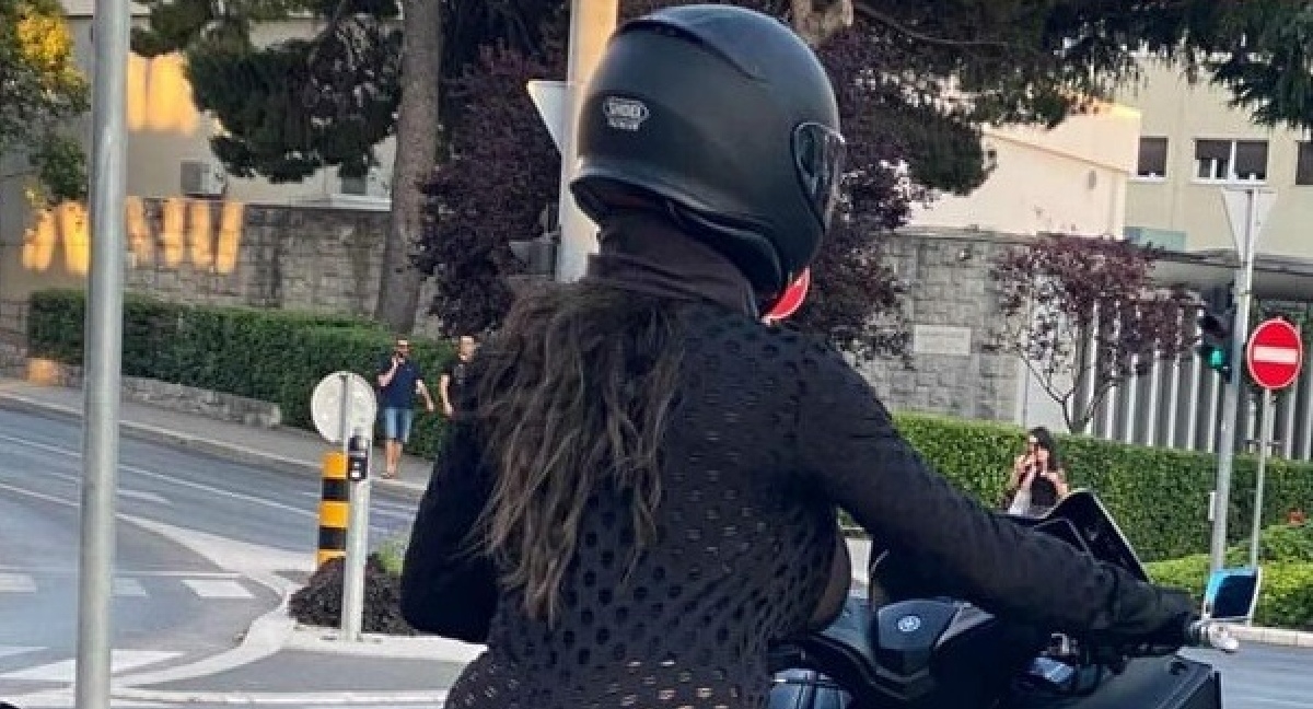 Cura na motoru postala hit na Facebooku, ne samo zbog prozirnog outfita