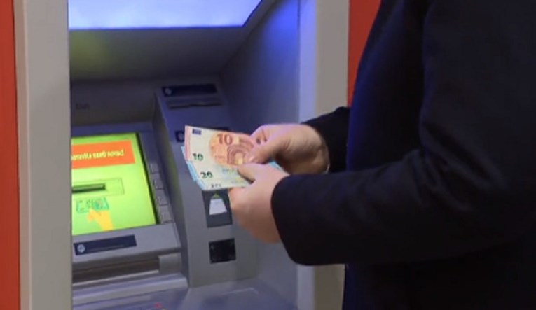 Prvi euri podignuti s bankomata
