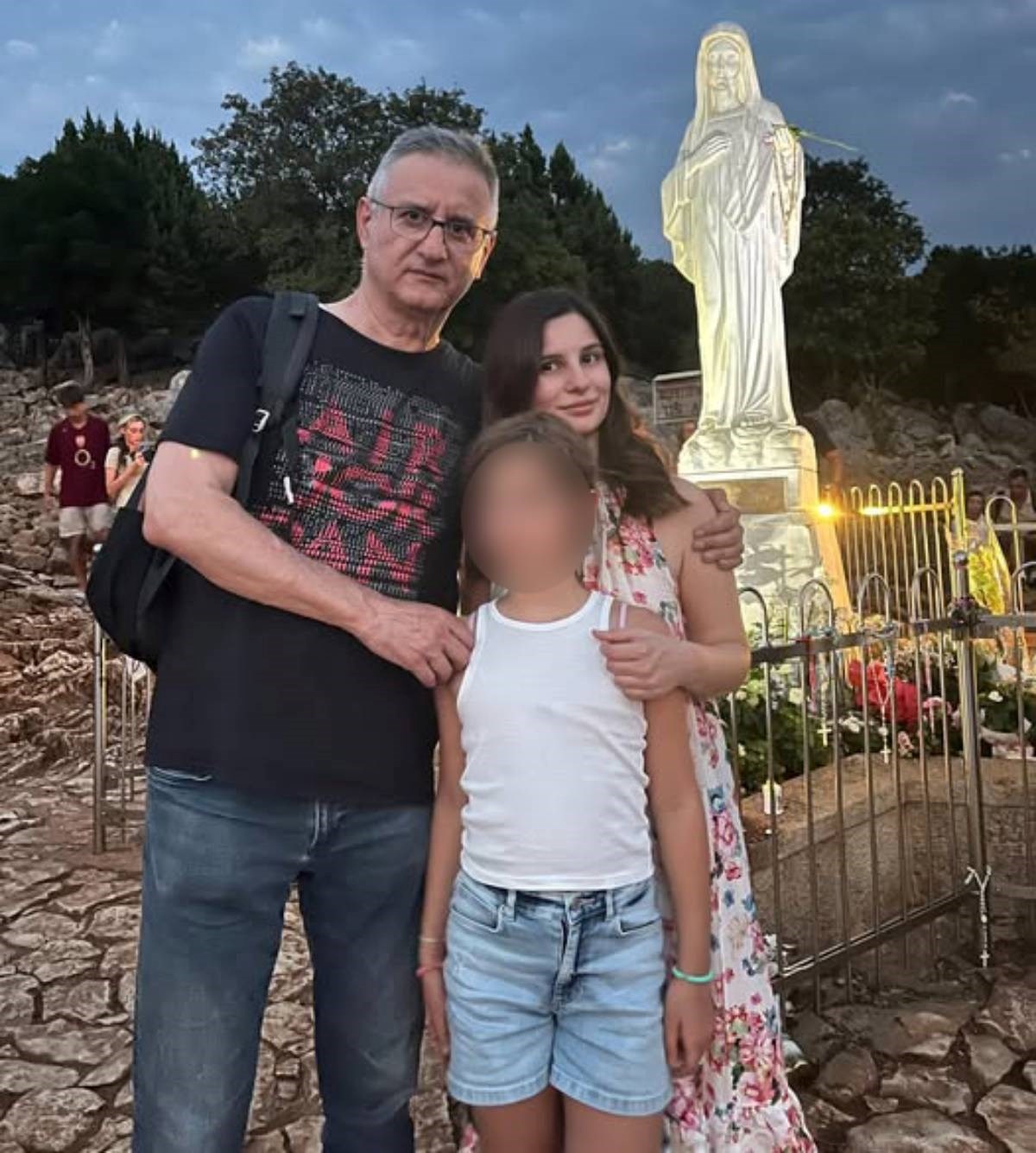 Karamarko objavio fotografiju s kćerima: "Sa svojim curama na Brdu ukazanja"