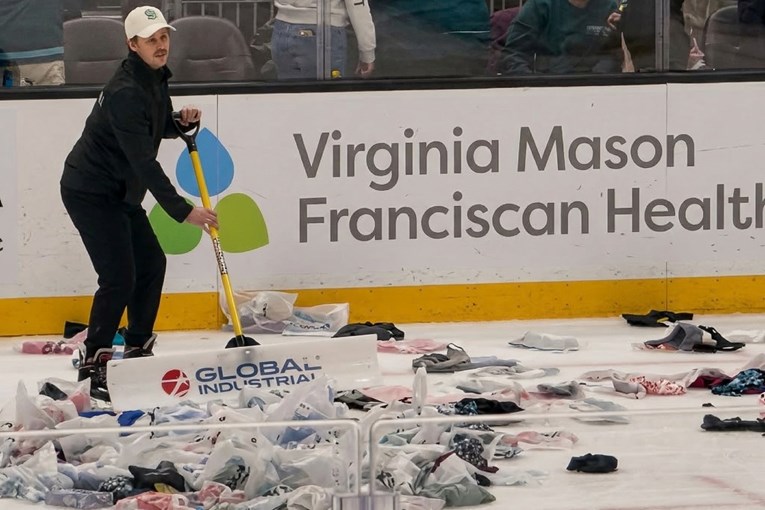 Navijači bacili više od 1000 grudnjaka i prekinuli hokejašku utakmicu. Evo zašto