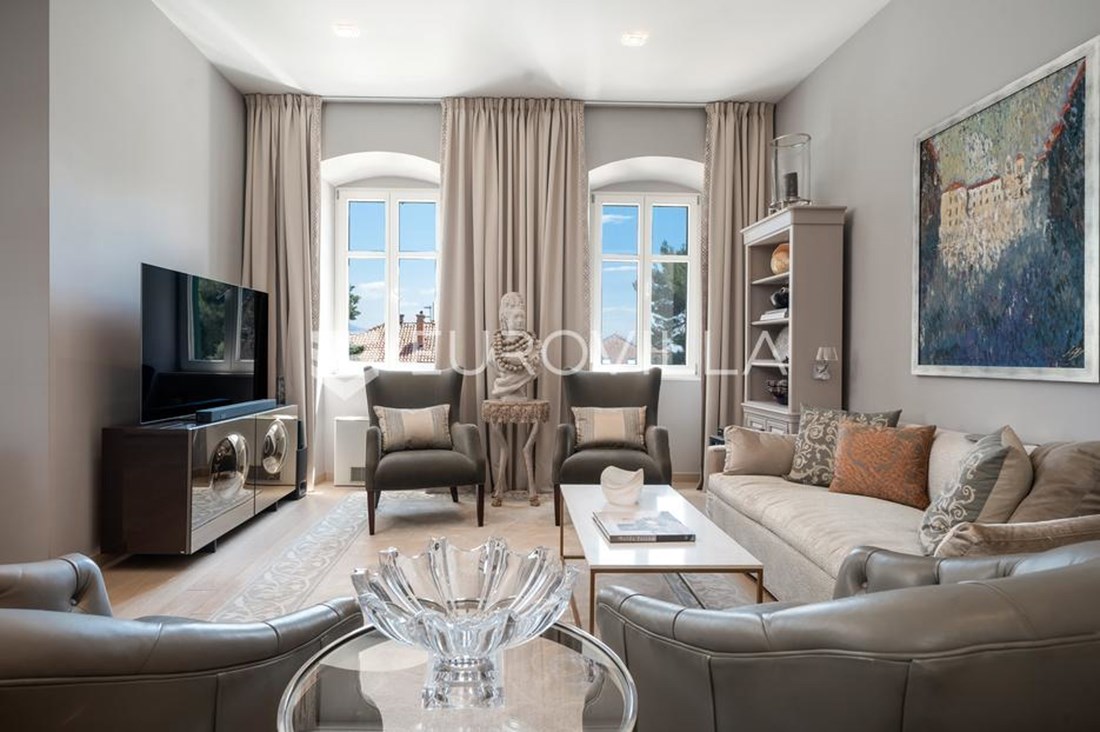 FOTO Trosoban stan u Splitu prodaje se za 1.35 milijuna eura, ima bazen i garažu