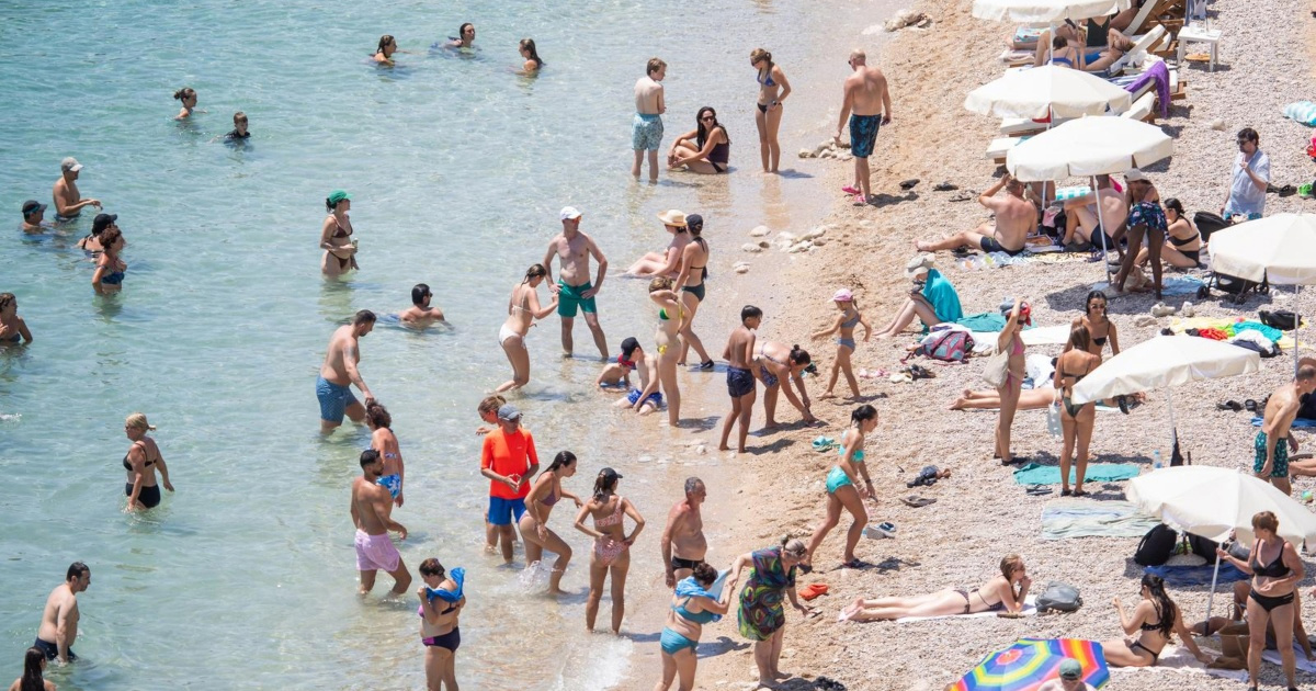 Par pokazao kako čuva stvari na plaži. Ljudi poručili: "Isprobajte balkansku metodu"