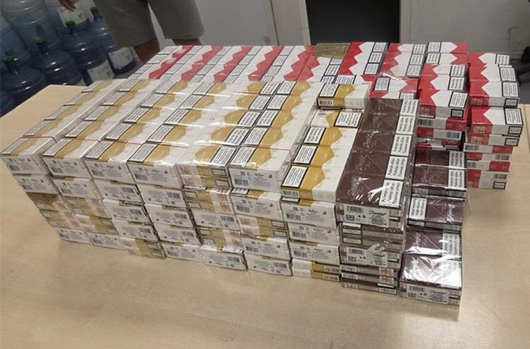 FOTO Carinici otvorili kombi pa u tvorničkim šupljinama pronašli 16.100 cigareta