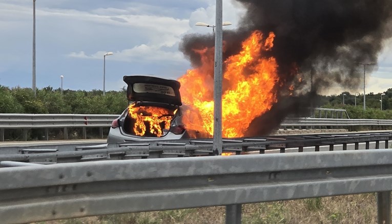 FOTO I VIDEO Gori auto na istarskom ipsilonu