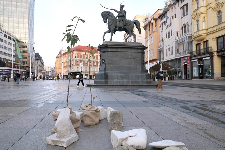 Na Trgu bana Jelačića osvanule sadnice i dijelovi zgrada oštećenih u potresu