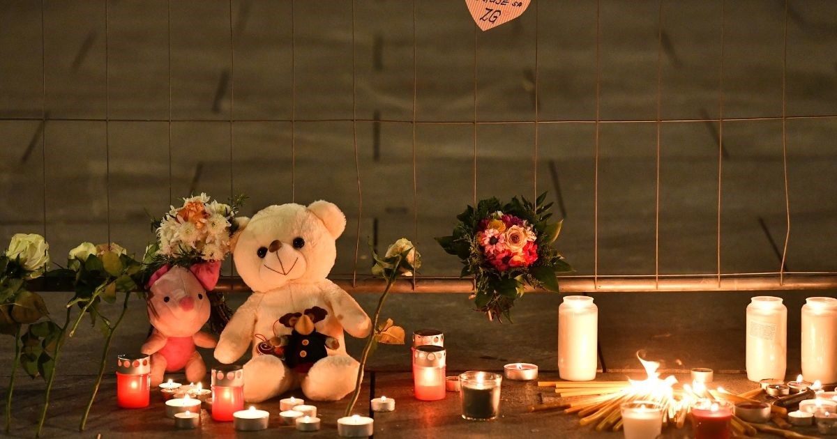 Beograđani se okupili na gradskom trgu, zapalili svijeće: "Tugujemo sa Zagrebom"