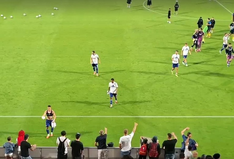 VIDEO Navijači Hajduka tražili dresove. Dva igrača se odazvala